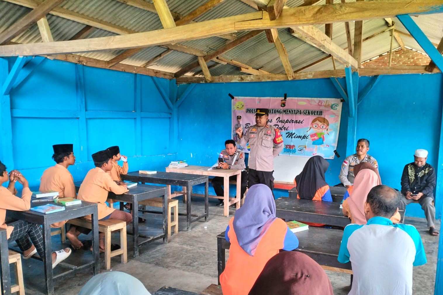 Polsek Sekotong Gelar ‘Polsek Menyapa Sekolah