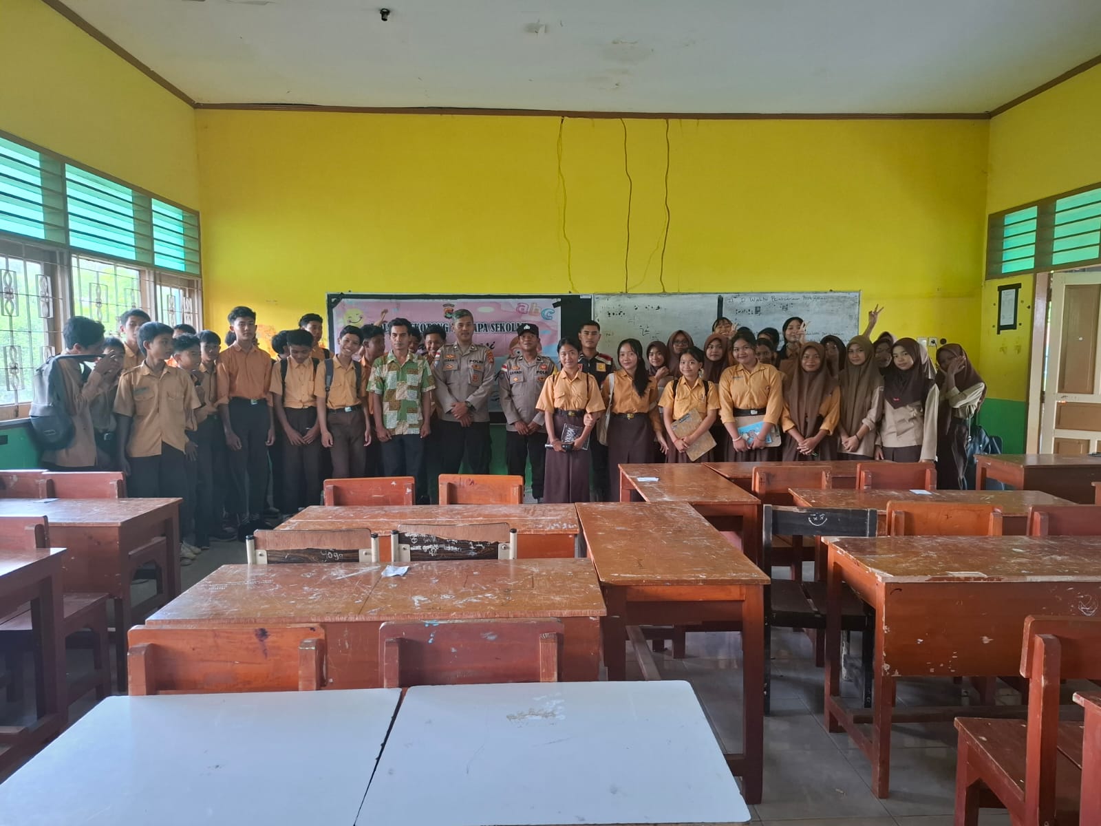 Polres Lombok Barat Sosialisasikan Bahaya Narkoba dan Pernikahan Dini di Sekolah