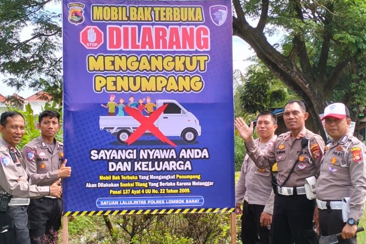 Satlantas Polres Lombok Barat Gencar Pasang Spanduk Himbauan Keselamatan Berlalu Lintas