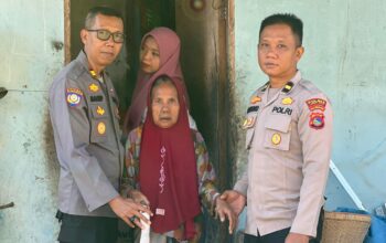 Peduli Lansia, Polres Lombok Barat Laksanakan Program Bantuan Tongkat