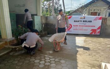 Polri Dekat Masyarakat: Polsek Sekotong Adakan Aksi Sosial di Taman Sejati