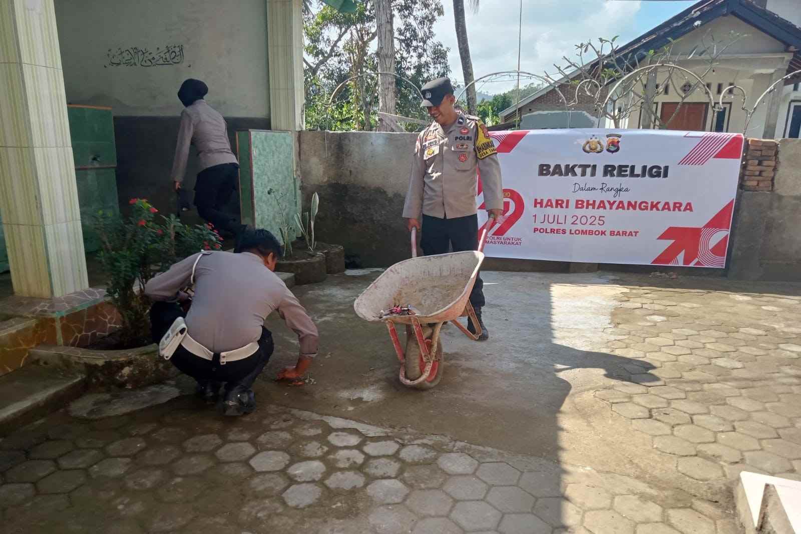 Polri Dekat Masyarakat: Polsek Sekotong Adakan Aksi Sosial di Taman Sejati