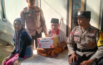 Hari Bhayangkara ke-79, Polsek Kediri Bantu Warga Lansia di Kediri Selatan