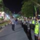 Kapolsek Ampenan Pimpin Pengamanan Kedatangan Kloter Pertama Jemaah Haji Lombok Barat di Asrama Haji Mataram