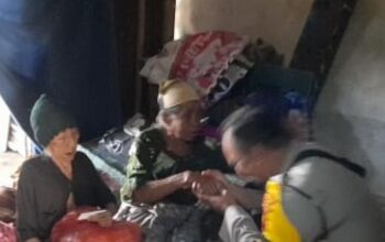 Wujud Syukur Hari Bhayangkara Ke-79: Bhabinkamtibmas Pagutan Timur Sentuh Hati Lansia Renta