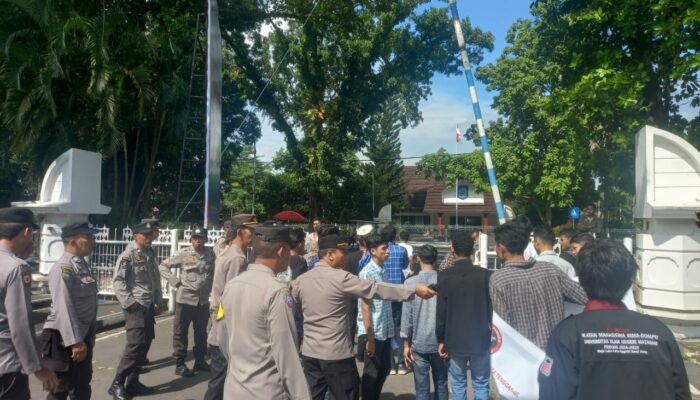 Tegang tapi Terkendali: Hearing Front Pemuda Progresif NTB di Kantor Gubernur Dikawal Kapolsek Mataram
