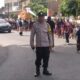 Demi Kelancaran Ngaben, Bhabinkamtibmas Pagutan Barat Kawal Langsung Jalur Prosesi”