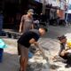 Gotong Royong Bersama Bhabinkamtibmas: Warga Pagutan Timur Kompak Perbaiki Jalan Rusak”