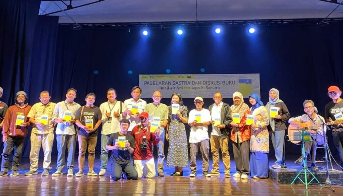 Imaji Air Api: Ketika Puisi Mengemban Tugas Kenabian dan Mencari Ridha Publik