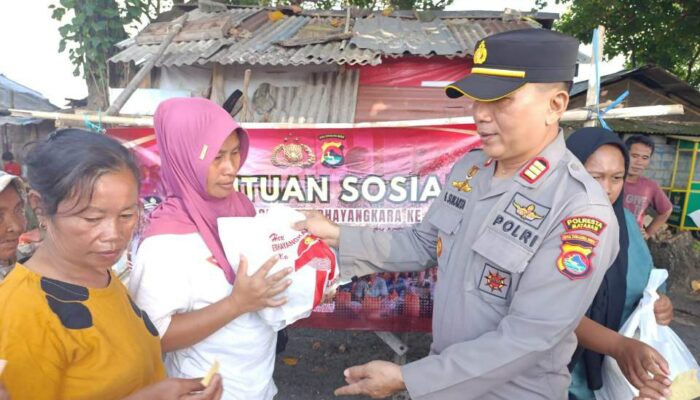 Wujud Syukur Polri: Polsek Ampenan Hadir untuk Nelayan, Bagikan Sembako Sambut Hari Bhayangkara