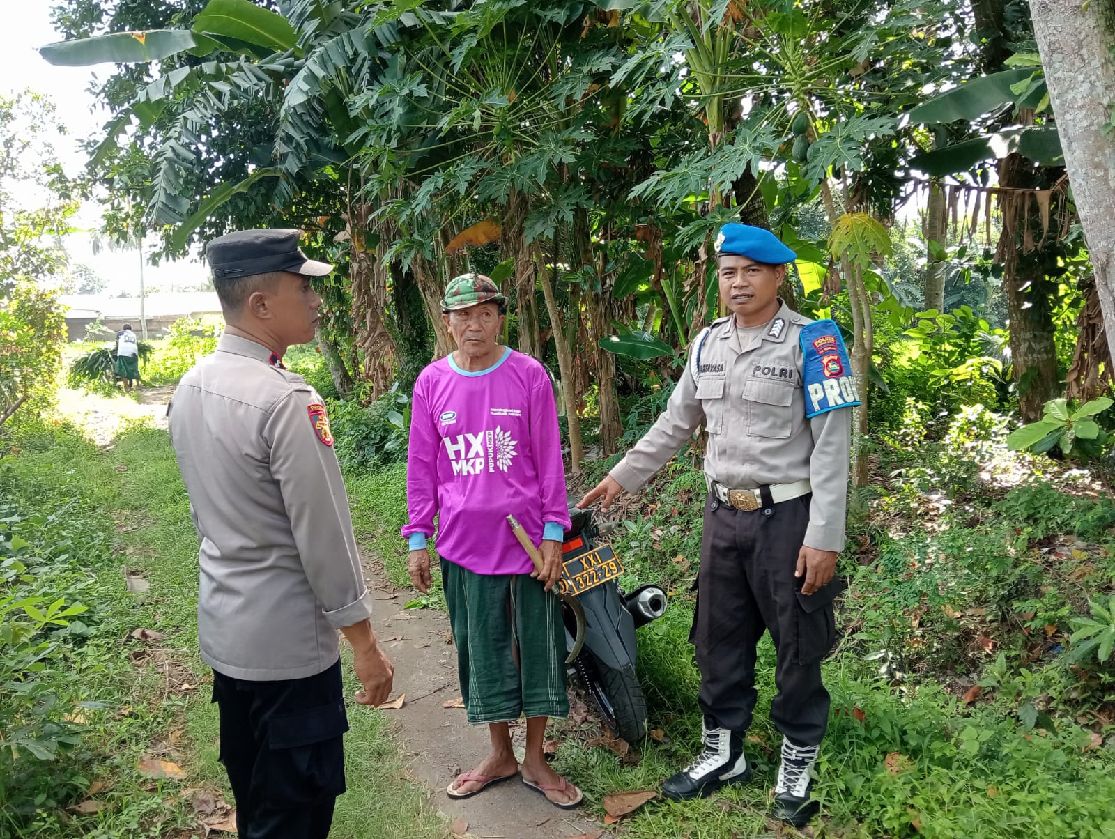 Patroli Humanis: Polsek Kuripan Bangun Sinergi dengan Warga
