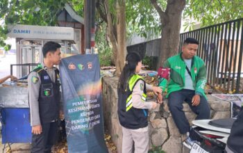 Lombok Barat, NTB – Kepolisian Resor Lombok Barat (Polres Lobar) menunjukkan komitmennya dalam menjaga kesehatan dan kesejahteraan Masyarakat. Khususnya para pengemudi ojek online (ojol), melalui kegiatan pemeriksaan kesehatan dan pemberian vitamin gratis. Inisiatif SI DOKKES Polres Lombok Barat Kapolres Lombok Barat, Polda NTB, AKBP Yasmara Harahap, S.I.K., melalui Kepala Bagian Sumber Daya Manusia (Kabag SDM), AKP Dewi Komalasari, S.H., mengatakan bahwa program pemeriksaan kesehatan gratis ini diinisiasi oleh Bidang Kedokteran dan Kesehatan (Dokkes) Polres Lombok Barat. Dengan fokus utama pada kelompok masyarakat yang memiliki mobilitas tinggi dan rentan terhadap berbagai risiko kesehatan. "Kami ingin memastikan bahwa para pengemudi ojek online, sebagai salah satu garda terdepan perekonomian digital, tetap dalam kondisi prima," ujar Kepala Bagian Sumber Daya Manusia (Kabag SDM) Polres Lombok Barat, AKP Dewi Komalasari, S.H. Kegiatan ini secara spesifik dilaksanakan pada Kamis (12/6/2025), dipusatkan di area yang mudah dijangkau oleh para pengemudi ojek online di wilayah Lombok Barat. Antusiasme terlihat dari kehadiran para peserta yang berbondong-bondong untuk memeriksakan kondisi kesehatan mereka. Manfaat Langsung bagi Pengemudi Ojek Online Dalam kegiatan ini, para pengemudi ojek online mendapatkan beragam layanan kesehatan, termasuk pemeriksaan tekanan darah, cek gula darah, serta konsultasi kesehatan singkat dengan tenaga medis dari Dokkes Polres Lombok Barat. Selain itu, mereka juga diberikan suplemen vitamin untuk menjaga daya tahan tubuh, terutama mengingat intensitas kerja yang tinggi di jalan raya. "Kami sangat terbantu dengan adanya program seperti ini. Kadang kami tidak sempat memeriksakan kesehatan karena sibuk bekerja," tutur salah satu pengemudi ojek online yang enggan disebutkan namanya. "Pemberian vitamin juga sangat bermanfaat, apalagi di musim pancaroba seperti sekarang." Target dan Dampak Positif Pada kesempatan ini, Polres Lombok Barat menargetkan setidaknya 25 orang pengemudi ojek online dapat terlayani. Angka ini diharapkan dapat terus meningkat pada kegiatan serupa di masa mendatang. AKP Dewi Komalasari menambahkan bahwa target 25 orang ini adalah awal. “Kami berharap kegiatan ini dapat menjadi agenda rutin dan menjangkau lebih banyak lapisan masyarakat di kemudian hari,” imbuhnya. Inisiatif seperti ini tidak hanya mencerminkan peran kepolisian dalam menjaga keamanan dan ketertiban, tetapi juga menunjukkan kepedulian terhadap aspek kesehatan dan kesejahteraan sosial. Dengan kondisi fisik yang prima, para pengemudi ojek online diharapkan dapat menjalankan profesi mereka dengan lebih optimal, yang pada akhirnya akan berdampak positif pada stabilitas ekonomi lokal. Komitmen Polres Lombok Barat untuk Masyarakat Kegiatan bakti kesehatan ini merupakan salah satu dari sekian banyak program sosial yang digalakkan oleh Polres Lombok Barat. Komitmen untuk selalu hadir dan memberikan pelayanan terbaik kepada masyarakat adalah pijakan utama. Melalui program SI DOKKES, Polres Lombok Barat berharap dapat terus berkontribusi dalam menciptakan masyarakat yang sehat dan produktif. "Ini adalah wujud nyata kepedulian kami terhadap masyarakat. Kami ingin Polri tidak hanya dilihat sebagai penegak hukum, tetapi juga sebagai sahabat masyarakat yang peduli terhadap kesejahteraan mereka," pungkas AKP Dewi Komalasari. Dengan berlanjutnya program-program kemanusiaan seperti ini, diharapkan sinergi antara kepolisian dan masyarakat dapat semakin erat. Menciptakan lingkungan yang lebih aman, sehat, dan sejahtera bagi seluruh warga Lombok Barat.