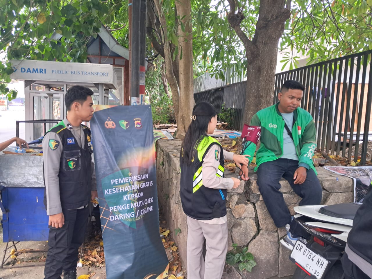 Lombok Barat, NTB – Kepolisian Resor Lombok Barat (Polres Lobar) menunjukkan komitmennya dalam menjaga kesehatan dan kesejahteraan Masyarakat. Khususnya para pengemudi ojek online (ojol), melalui kegiatan pemeriksaan kesehatan dan pemberian vitamin gratis. Inisiatif SI DOKKES Polres Lombok Barat Kapolres Lombok Barat, Polda NTB, AKBP Yasmara Harahap, S.I.K., melalui Kepala Bagian Sumber Daya Manusia (Kabag SDM), AKP Dewi Komalasari, S.H., mengatakan bahwa program pemeriksaan kesehatan gratis ini diinisiasi oleh Bidang Kedokteran dan Kesehatan (Dokkes) Polres Lombok Barat. Dengan fokus utama pada kelompok masyarakat yang memiliki mobilitas tinggi dan rentan terhadap berbagai risiko kesehatan. "Kami ingin memastikan bahwa para pengemudi ojek online, sebagai salah satu garda terdepan perekonomian digital, tetap dalam kondisi prima," ujar Kepala Bagian Sumber Daya Manusia (Kabag SDM) Polres Lombok Barat, AKP Dewi Komalasari, S.H. Kegiatan ini secara spesifik dilaksanakan pada Kamis (12/6/2025), dipusatkan di area yang mudah dijangkau oleh para pengemudi ojek online di wilayah Lombok Barat. Antusiasme terlihat dari kehadiran para peserta yang berbondong-bondong untuk memeriksakan kondisi kesehatan mereka. Manfaat Langsung bagi Pengemudi Ojek Online Dalam kegiatan ini, para pengemudi ojek online mendapatkan beragam layanan kesehatan, termasuk pemeriksaan tekanan darah, cek gula darah, serta konsultasi kesehatan singkat dengan tenaga medis dari Dokkes Polres Lombok Barat. Selain itu, mereka juga diberikan suplemen vitamin untuk menjaga daya tahan tubuh, terutama mengingat intensitas kerja yang tinggi di jalan raya. "Kami sangat terbantu dengan adanya program seperti ini. Kadang kami tidak sempat memeriksakan kesehatan karena sibuk bekerja," tutur salah satu pengemudi ojek online yang enggan disebutkan namanya. "Pemberian vitamin juga sangat bermanfaat, apalagi di musim pancaroba seperti sekarang." Target dan Dampak Positif Pada kesempatan ini, Polres Lombok Barat menargetkan setidaknya 25 orang pengemudi ojek online dapat terlayani. Angka ini diharapkan dapat terus meningkat pada kegiatan serupa di masa mendatang. AKP Dewi Komalasari menambahkan bahwa target 25 orang ini adalah awal. “Kami berharap kegiatan ini dapat menjadi agenda rutin dan menjangkau lebih banyak lapisan masyarakat di kemudian hari,” imbuhnya. Inisiatif seperti ini tidak hanya mencerminkan peran kepolisian dalam menjaga keamanan dan ketertiban, tetapi juga menunjukkan kepedulian terhadap aspek kesehatan dan kesejahteraan sosial. Dengan kondisi fisik yang prima, para pengemudi ojek online diharapkan dapat menjalankan profesi mereka dengan lebih optimal, yang pada akhirnya akan berdampak positif pada stabilitas ekonomi lokal. Komitmen Polres Lombok Barat untuk Masyarakat Kegiatan bakti kesehatan ini merupakan salah satu dari sekian banyak program sosial yang digalakkan oleh Polres Lombok Barat. Komitmen untuk selalu hadir dan memberikan pelayanan terbaik kepada masyarakat adalah pijakan utama. Melalui program SI DOKKES, Polres Lombok Barat berharap dapat terus berkontribusi dalam menciptakan masyarakat yang sehat dan produktif. "Ini adalah wujud nyata kepedulian kami terhadap masyarakat. Kami ingin Polri tidak hanya dilihat sebagai penegak hukum, tetapi juga sebagai sahabat masyarakat yang peduli terhadap kesejahteraan mereka," pungkas AKP Dewi Komalasari. Dengan berlanjutnya program-program kemanusiaan seperti ini, diharapkan sinergi antara kepolisian dan masyarakat dapat semakin erat. Menciptakan lingkungan yang lebih aman, sehat, dan sejahtera bagi seluruh warga Lombok Barat.