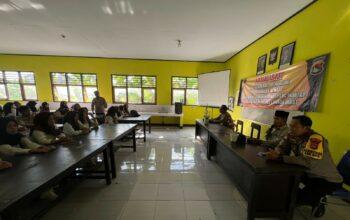 Sat Binmas Polres Lombok Barat Edukasi Siswa SMKN Kuripan Soal Bahaya Narkoba