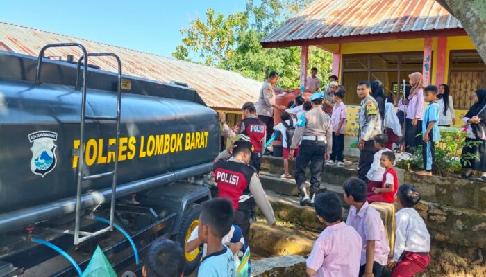 Hari Bhayangkara ke-79, Polres Lombok Barat Bantu Air Bersih untuk Warga Lembar
