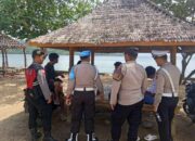Lombok Barat, NTB – Kepolisian Sektor Sekotong, Polres Lombok Barat, Polda NTB, terus menunjukkan komitmennya dalam menjaga stabilitas keamanan dan ketertiban masyarakat (kamtibmas). Upaya ini diwujudkan melalui giat patroli rutin yang menyasar obyek vital dan obyek wisata, salah satunya Pantai Kemos di Desa Sekotong Barat. Kegiatan ini bertujuan utama untuk mengantisipasi tindak kriminalitas 3C (Curas, Curat, Curanmor) serta berbagai potensi gangguan kamtibmas lainnya. Patroli Rutin Demi Rasa Aman Pengunjung dan Pengelola Wisata Pada Senin, 2 Juni 2025, sekitar pukul 12.30 WITA hingga selesai, Personel Polsek Sekotong melaksanakan patroli intensif di Pantai Kemos yang menjadi salah satu destinasi favorit di wilayah Sekotong menjadi fokus utama kegiatan ini, Senin (2/6/2025). Kapolres Lombok Barat, Polda NTB, AKBP Yasmara Harahap, S.I.K., melalui Kapolsek Sekotong Iptu I Ketut Suriarta, S.H., M.I.Kom., menegaskan bahwa selain pengawasan terhadap potensi tindak kejahatan, patroli juga difokuskan untuk memberikan rasa aman dan nyaman bagi masyarakat serta para pengelola obyek wisata. "Kami secara rutin melaksanakan patroli di obyek vital dan obyek wisata. Ini adalah bentuk kehadiran polisi di tengah masyarakat, memastikan bahwa mereka dapat beraktivitas dengan tenang dan aman," ujar Iptu I Ketut Suriarta, S.H., M.I.Kom., saat ditemui secara terpisah. Kapolsek menambahkan bahwa kegiatan ini bukan hanya sekadar patroli fisik, tetapi juga sebagai sarana komunikasi dua arah antara kepolisian dan masyarakat. Edukasi dan Himbauan untuk Kewaspadaan Bersama Dalam pelaksanaannya, personel Polsek Sekotong tidak hanya melakukan pengawasan, tetapi juga aktif memberikan himbauan kepada masyarakat dan pengelola obyek wisata Pantai Kemos. Himbauan tersebut mencakup pentingnya untuk selalu waspada terhadap lingkungan sekitar dan mewaspadai perubahan cuaca ekstrem yang dapat terjadi kapan saja. Hal ini mengingat wilayah Sekotong yang juga rentan terhadap dampak cuaca tak menentu, khususnya bagi aktivitas di area pantai. "Kami mengingatkan kepada seluruh masyarakat, khususnya pengelola dan pengunjung Pantai Kemos, untuk selalu meningkatkan kewaspadaan. Perhatikan barang bawaan, dan jangan ragu untuk melapor jika melihat hal-hal yang mencurigakan," jelasnya. Selain itu, kolaborasi dan sinergi dengan aparat kepolisian juga terus digalakkan guna menciptakan sitkamtibmas yang benar-benar kondusif. "Keamanan adalah tanggung jawab kita bersama," tegasnya. Respon Positif dari Masyarakat Kehadiran personel kepolisian di lokasi obyek wisata Pantai Kemos secara langsung dirasakan manfaatnya oleh masyarakat. Banyak yang menyambut baik kegiatan patroli ini karena dapat memberikan rasa aman dan nyaman, terutama di tengah potensi keramaian dan peningkatan aktivitas wisata. "Kami sangat senang dengan adanya patroli dari polisi. Rasanya lebih tenang kalau ada bapak-bapak polisi yang berpatroli di sini, apalagi ini kan tempat wisata, jadi bisa mencegah hal-hal yang tidak diinginkan," ungkap salah seorang pengelola warung di Pantai Kemos yang enggan disebutkan namanya. Respon positif ini menjadi indikasi keberhasilan Polsek Sekotong dalam membangun kepercayaan dan kemitraan dengan masyarakat.