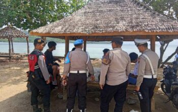 Lombok Barat, NTB – Kepolisian Sektor Sekotong, Polres Lombok Barat, Polda NTB, terus menunjukkan komitmennya dalam menjaga stabilitas keamanan dan ketertiban masyarakat (kamtibmas). Upaya ini diwujudkan melalui giat patroli rutin yang menyasar obyek vital dan obyek wisata, salah satunya Pantai Kemos di Desa Sekotong Barat. Kegiatan ini bertujuan utama untuk mengantisipasi tindak kriminalitas 3C (Curas, Curat, Curanmor) serta berbagai potensi gangguan kamtibmas lainnya. Patroli Rutin Demi Rasa Aman Pengunjung dan Pengelola Wisata Pada Senin, 2 Juni 2025, sekitar pukul 12.30 WITA hingga selesai, Personel Polsek Sekotong melaksanakan patroli intensif di Pantai Kemos yang menjadi salah satu destinasi favorit di wilayah Sekotong menjadi fokus utama kegiatan ini, Senin (2/6/2025). Kapolres Lombok Barat, Polda NTB, AKBP Yasmara Harahap, S.I.K., melalui Kapolsek Sekotong Iptu I Ketut Suriarta, S.H., M.I.Kom., menegaskan bahwa selain pengawasan terhadap potensi tindak kejahatan, patroli juga difokuskan untuk memberikan rasa aman dan nyaman bagi masyarakat serta para pengelola obyek wisata. "Kami secara rutin melaksanakan patroli di obyek vital dan obyek wisata. Ini adalah bentuk kehadiran polisi di tengah masyarakat, memastikan bahwa mereka dapat beraktivitas dengan tenang dan aman," ujar Iptu I Ketut Suriarta, S.H., M.I.Kom., saat ditemui secara terpisah. Kapolsek menambahkan bahwa kegiatan ini bukan hanya sekadar patroli fisik, tetapi juga sebagai sarana komunikasi dua arah antara kepolisian dan masyarakat. Edukasi dan Himbauan untuk Kewaspadaan Bersama Dalam pelaksanaannya, personel Polsek Sekotong tidak hanya melakukan pengawasan, tetapi juga aktif memberikan himbauan kepada masyarakat dan pengelola obyek wisata Pantai Kemos. Himbauan tersebut mencakup pentingnya untuk selalu waspada terhadap lingkungan sekitar dan mewaspadai perubahan cuaca ekstrem yang dapat terjadi kapan saja. Hal ini mengingat wilayah Sekotong yang juga rentan terhadap dampak cuaca tak menentu, khususnya bagi aktivitas di area pantai. "Kami mengingatkan kepada seluruh masyarakat, khususnya pengelola dan pengunjung Pantai Kemos, untuk selalu meningkatkan kewaspadaan. Perhatikan barang bawaan, dan jangan ragu untuk melapor jika melihat hal-hal yang mencurigakan," jelasnya. Selain itu, kolaborasi dan sinergi dengan aparat kepolisian juga terus digalakkan guna menciptakan sitkamtibmas yang benar-benar kondusif. "Keamanan adalah tanggung jawab kita bersama," tegasnya. Respon Positif dari Masyarakat Kehadiran personel kepolisian di lokasi obyek wisata Pantai Kemos secara langsung dirasakan manfaatnya oleh masyarakat. Banyak yang menyambut baik kegiatan patroli ini karena dapat memberikan rasa aman dan nyaman, terutama di tengah potensi keramaian dan peningkatan aktivitas wisata. "Kami sangat senang dengan adanya patroli dari polisi. Rasanya lebih tenang kalau ada bapak-bapak polisi yang berpatroli di sini, apalagi ini kan tempat wisata, jadi bisa mencegah hal-hal yang tidak diinginkan," ungkap salah seorang pengelola warung di Pantai Kemos yang enggan disebutkan namanya. Respon positif ini menjadi indikasi keberhasilan Polsek Sekotong dalam membangun kepercayaan dan kemitraan dengan masyarakat.