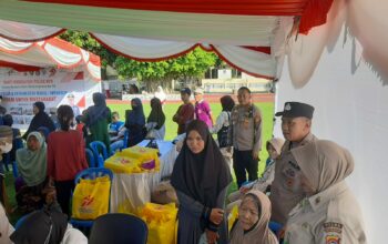 Warga Labuapi Terima Layanan Kesehatan dan Bansos Gratis dari Polri
