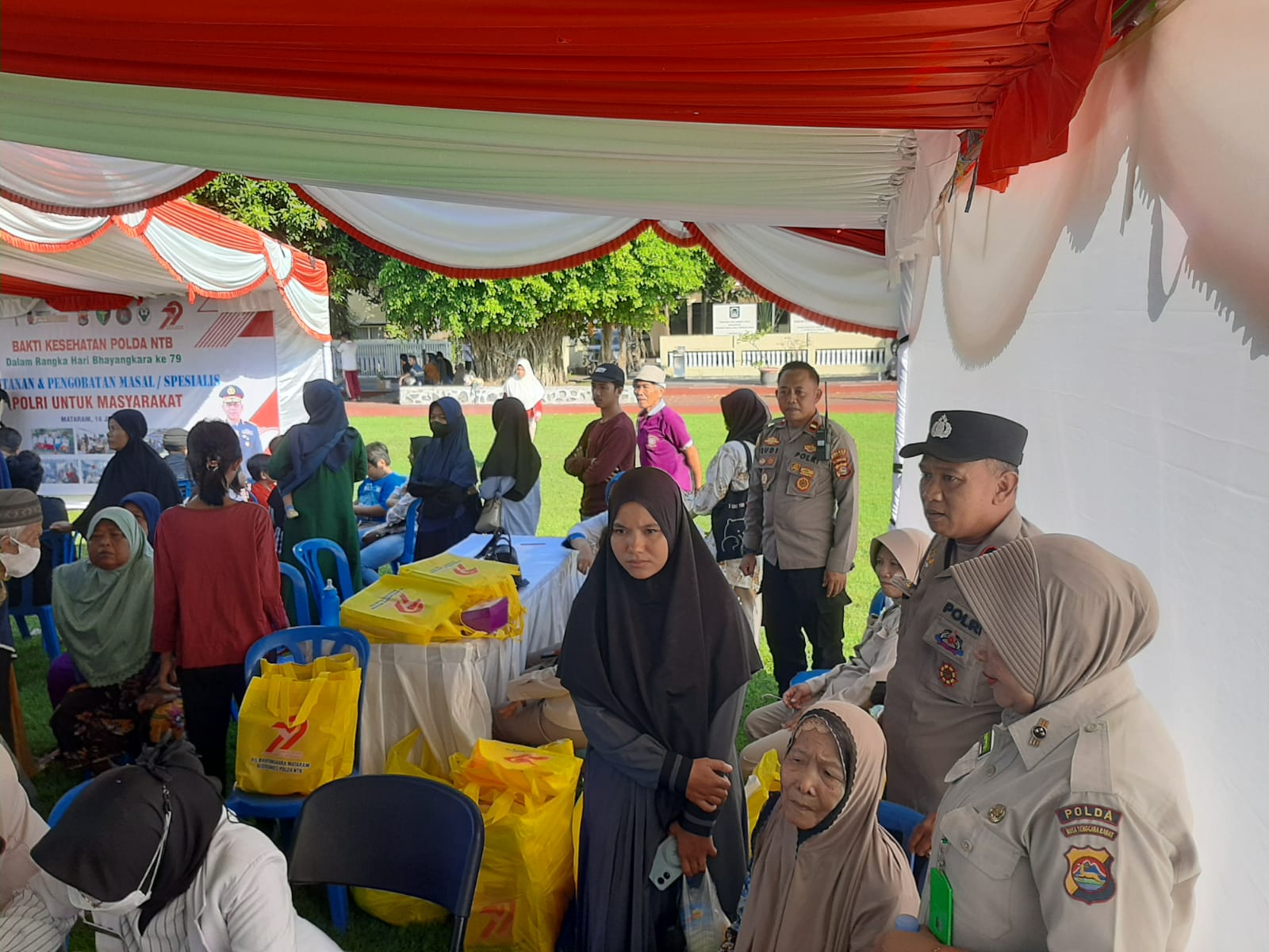 Warga Labuapi Terima Layanan Kesehatan dan Bansos Gratis dari Polri