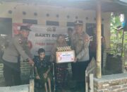 Lombok Barat, NTB – Dalam rangka menyambut Hari Bhayangkara ke-79 yang jatuh pada 1 Juli 2025, Polsek Sekotong, Polres Lombok Barat, Polda NTB, menggelar kegiatan bakti sosial di Dusun Bertong, Desa Cendimanik, Kecamatan Sekotong, Kabupaten Lombok Barat, pada Selasa (24/6/2025). A cara yang berlangsung mulai pukul 08.30 WITA ini menjadi wujud nyata kepedulian Polri terhadap masyarakat, khususnya mereka yang membutuhkan. Semangat Kebersamaan dalam Pengabdian Kegiatan bakti sosial ini dihadiri langsung oleh Kapolsek Sekotong IPTU I Ketut Suriarta, S.H., M.I.Kom., didampingi Kanit Binmas Polsek Sekotong AIPDA I Komang Sunantara, Ps. Kasium Polsek Sekotong AIPDA Amala, serta Bhabinkamtibmas Desa Cendimanik AIPDA Saepul Rahman. Sejumlah personel Polsek Sekotong turut hadir, berbaur dengan hangat bersama warga Dusun Bertong, Desa Cendimanik. Menurut IPTU I Ketut Suriarta, kegiatan ini adalah bagian dari komitmen Polri untuk selalu hadir di tengah masyarakat. "Bakti sosial ini merupakan bentuk pengabdian dan kepedulian kami dari Polsek Sekotong terhadap masyarakat, terutama bagi saudara-saudara kita penyandang disabilitas fisik, lumpuh, dan tunanetra," ujarnya. "Kami ingin mempererat hubungan antara Polri dan masyarakat, khususnya di Dusun Bertong ini." Bantuan Kursi Roda dan Sembako untuk Warga Disabilitas Fokus utama dari bakti sosial kali ini adalah memberikan dukungan kepada warga yang mengalami disabilitas. Dalam kesempatan tersebut, Polsek Sekotong menyerahkan bantuan berupa kursi roda dan sembako. Salah satu penerima bantuan adalah Saudara Hamdani, seorang remaja berusia 15 tahun, putra dari Bapak Mahyun dan Ibu Salmah, warga Dusun Bertong. Penyerahan bantuan ini diharapkan dapat meringankan beban dan meningkatkan kualitas hidup para penerima manfaat. Kursi roda yang diberikan akan mempermudah mobilitas Hamdani dalam beraktivitas sehari-hari, sementara bantuan sembako diharapkan dapat memenuhi kebutuhan dasar keluarga. Memupuk Sinergi dan Toleransi Menjelang Hari Bhayangkara ke-79 Kegiatan bakti sosial ini merupakan salah satu rangkaian penting dalam menyambut Hari Bhayangkara ke-79. Melalui kegiatan semacam ini, Polsek Sekotong tidak hanya menunjukkan komitmennya dalam menjaga keamanan dan ketertiban, tetapi juga dalam membangun sinergi yang kuat dengan masyarakat. Ini juga menjadi ajang untuk menumbuhkan nilai-nilai toleransi dan kepedulian, terutama terhadap mereka yang rentan dan membutuhkan uluran tangan. "Kami berharap kegiatan seperti ini dapat terus terlaksana dan memberikan dampak positif yang nyata bagi masyarakat," tambah IPTU I Ketut Suriarta. "Ini adalah wujud nyata bahwa Polri selalu ada untuk rakyat, siap melayani, mengayomi, dan melindungi." Kegiatan bakti sosial ini berjalan lancar, aman, dan tertib, berakhir pada pukul 10.15 WITA. Antusiasme warga dan kolaborasi antara Polri dengan masyarakat Dusun Bertong menjadi cerminan eratnya hubungan yang terjalin. Polsek Sekotong terus berkomitmen untuk memberikan pelayanan terbaik dan berkontribusi positif bagi kemajuan serta kesejahteraan masyarakat di wilayah Kecamatan Sekotong.
