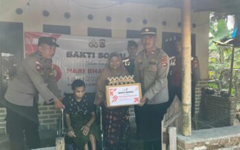 Lombok Barat, NTB – Dalam rangka menyambut Hari Bhayangkara ke-79 yang jatuh pada 1 Juli 2025, Polsek Sekotong, Polres Lombok Barat, Polda NTB, menggelar kegiatan bakti sosial di Dusun Bertong, Desa Cendimanik, Kecamatan Sekotong, Kabupaten Lombok Barat, pada Selasa (24/6/2025). A cara yang berlangsung mulai pukul 08.30 WITA ini menjadi wujud nyata kepedulian Polri terhadap masyarakat, khususnya mereka yang membutuhkan. Semangat Kebersamaan dalam Pengabdian Kegiatan bakti sosial ini dihadiri langsung oleh Kapolsek Sekotong IPTU I Ketut Suriarta, S.H., M.I.Kom., didampingi Kanit Binmas Polsek Sekotong AIPDA I Komang Sunantara, Ps. Kasium Polsek Sekotong AIPDA Amala, serta Bhabinkamtibmas Desa Cendimanik AIPDA Saepul Rahman. Sejumlah personel Polsek Sekotong turut hadir, berbaur dengan hangat bersama warga Dusun Bertong, Desa Cendimanik. Menurut IPTU I Ketut Suriarta, kegiatan ini adalah bagian dari komitmen Polri untuk selalu hadir di tengah masyarakat. "Bakti sosial ini merupakan bentuk pengabdian dan kepedulian kami dari Polsek Sekotong terhadap masyarakat, terutama bagi saudara-saudara kita penyandang disabilitas fisik, lumpuh, dan tunanetra," ujarnya. "Kami ingin mempererat hubungan antara Polri dan masyarakat, khususnya di Dusun Bertong ini." Bantuan Kursi Roda dan Sembako untuk Warga Disabilitas Fokus utama dari bakti sosial kali ini adalah memberikan dukungan kepada warga yang mengalami disabilitas. Dalam kesempatan tersebut, Polsek Sekotong menyerahkan bantuan berupa kursi roda dan sembako. Salah satu penerima bantuan adalah Saudara Hamdani, seorang remaja berusia 15 tahun, putra dari Bapak Mahyun dan Ibu Salmah, warga Dusun Bertong. Penyerahan bantuan ini diharapkan dapat meringankan beban dan meningkatkan kualitas hidup para penerima manfaat. Kursi roda yang diberikan akan mempermudah mobilitas Hamdani dalam beraktivitas sehari-hari, sementara bantuan sembako diharapkan dapat memenuhi kebutuhan dasar keluarga. Memupuk Sinergi dan Toleransi Menjelang Hari Bhayangkara ke-79 Kegiatan bakti sosial ini merupakan salah satu rangkaian penting dalam menyambut Hari Bhayangkara ke-79. Melalui kegiatan semacam ini, Polsek Sekotong tidak hanya menunjukkan komitmennya dalam menjaga keamanan dan ketertiban, tetapi juga dalam membangun sinergi yang kuat dengan masyarakat. Ini juga menjadi ajang untuk menumbuhkan nilai-nilai toleransi dan kepedulian, terutama terhadap mereka yang rentan dan membutuhkan uluran tangan. "Kami berharap kegiatan seperti ini dapat terus terlaksana dan memberikan dampak positif yang nyata bagi masyarakat," tambah IPTU I Ketut Suriarta. "Ini adalah wujud nyata bahwa Polri selalu ada untuk rakyat, siap melayani, mengayomi, dan melindungi." Kegiatan bakti sosial ini berjalan lancar, aman, dan tertib, berakhir pada pukul 10.15 WITA. Antusiasme warga dan kolaborasi antara Polri dengan masyarakat Dusun Bertong menjadi cerminan eratnya hubungan yang terjalin. Polsek Sekotong terus berkomitmen untuk memberikan pelayanan terbaik dan berkontribusi positif bagi kemajuan serta kesejahteraan masyarakat di wilayah Kecamatan Sekotong.