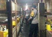Bhabinkamtibmas Ombe Baru Dorong Ketahanan Pangan Lewat Kunjungan ke Peternak Ayam