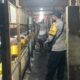 Bhabinkamtibmas Ombe Baru Dorong Ketahanan Pangan Lewat Kunjungan ke Peternak Ayam