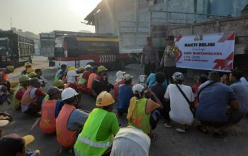Aksi Sosial Polres Lobar Sentuh Pekerja Pelabuhan Lembar