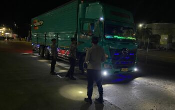 KMP Surya 777 Tiba di Lembar, Polisi Pastikan Proses Bongkaran Aman