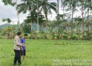 Bhabinkamtibmas Cendi Manik Dorong Ketahanan Pangan Lewat Kunjungan ke Petani