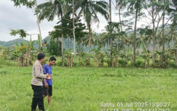 Bhabinkamtibmas Cendi Manik Dorong Ketahanan Pangan Lewat Kunjungan ke Petani