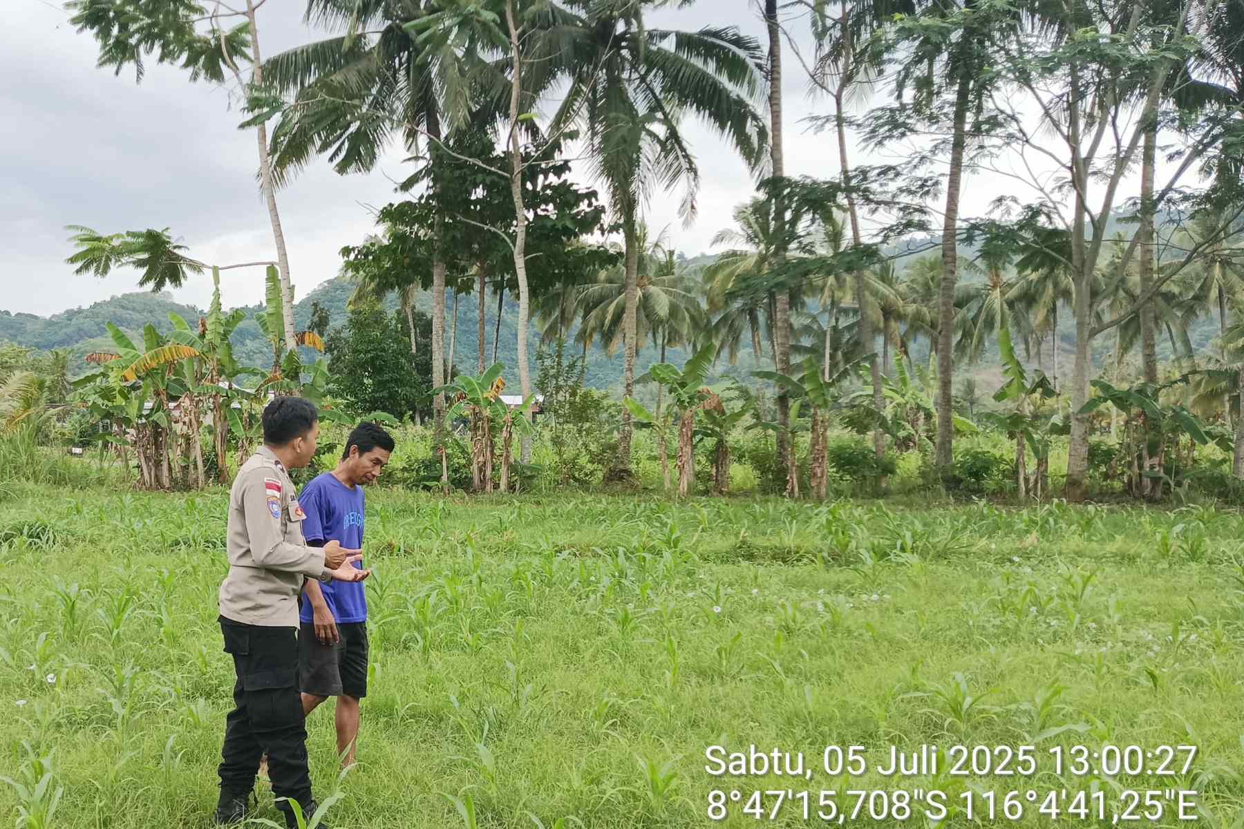 Bhabinkamtibmas Cendi Manik Dorong Ketahanan Pangan Lewat Kunjungan ke Petani
