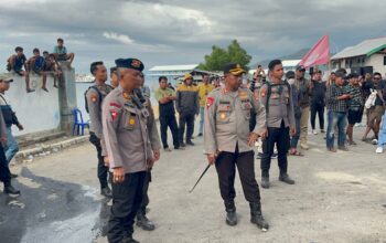 Senjata Digudangkan, Brimob Polda NTB Kawal Aksi Damai di Poto Tano dengan Senyum Humanis
