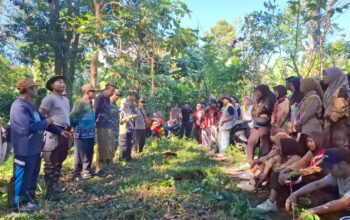 Sinergi Pelestarian Lingkungan: Kapolsek Bayan Gandeng Muspika dan Tokoh Adat Tanam Pohon di Hutan Adat