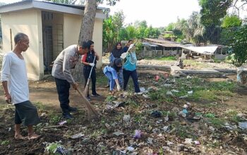 Pulihkan Kesucian: Bhabinkamtibmas Sandubaya dan Warga Gotong Royong Bersihkan Tempat Ibadah Usai Banjir