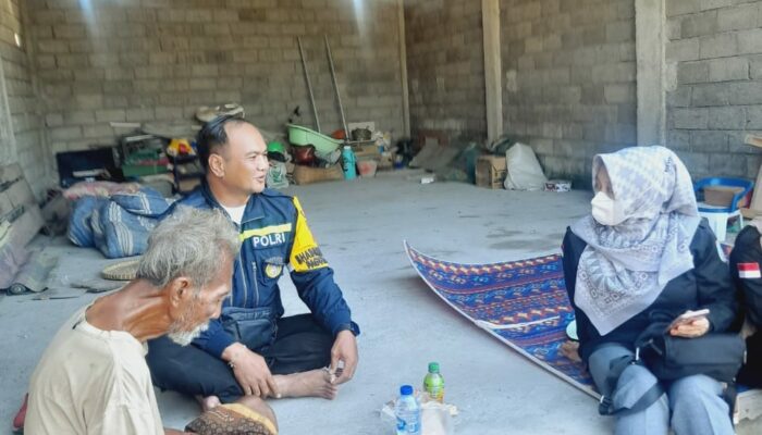 Sentuhan Kemanusiaan Bhabinkamtibmas: Antar Lansia Tersesat Kembali ke Pelukan Keluarga