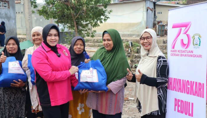 Sentuhan Kasih Bhayangkari Brimob NTB: Ulurkan Bantuan untuk Korban Banjir di Majeluk