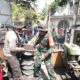Pondasi Kebersamaan: Babinsa dan Warga Lotim Gotong Royong Bangun Menara Masjid