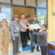 Bhabinkamtibmas Polsek Sandubaya Kawal Penyaluran Bantuan Beras Pemerintah di Kelurahan