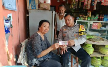 Edukasi Anti-Uang Palsu: Bhabinkamtibmas Sandubaya Beri Peringatan Dini Pemilik Warung