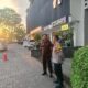 Bhabinkamtibmas Cilinaya Sambangi Hotel Aston Inn, Pastikan Keamanan Tamu FORNAS VIII 2025