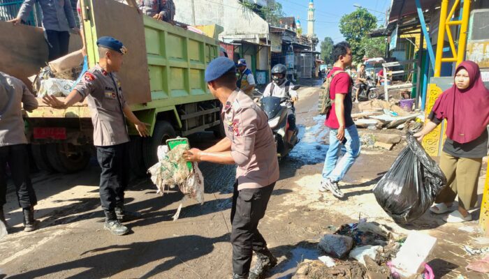 Brimob NTB Sigap Bersihkan Mataram Pasca-Banjir: Wujud Pengabdian Tanpa Batas