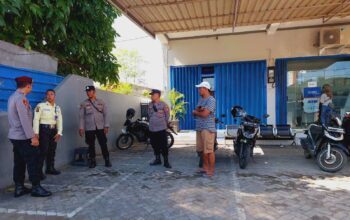 Cegah Kriminalitas, Polsek Gerung Sisir Bank dan Jalur Strategis di Lombok Barat