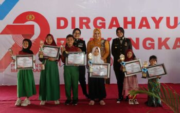 Lombok Barat, NTB – Kepolisian Republik Indonesia (Polri) merayakan ulang tahunnya yang ke-79 pada 1 Juli 2025. Di Lombok Barat, peringatan Hari Bhayangkara kali ini selain dengan menggelar upacara, juga ditandai dengan acara tasyakuran yang penuh makna. Menegaskan kembali komitmen Polri untuk terus meningkatkan kualitas pelayanan kepada masyarakat. Pada Selasa (1/7/2025), suasana di bencingah kantor Bupati Lombok Barat tampak semarak dengan kehadiran para pejabat dan tokoh masyarakat. Acara Tasyakuran Hari Bhayangkara ke-79 ini digelar di Jalan Soekarno-Hatta, Kelurahan Dasan Geres, Kecamatan Gerung, Kabupaten Lombok Barat, menjadi momentum penting. Untuk mempererat sinergitas antara Polri, TNI, pemerintah daerah, dan seluruh elemen masyarakat. Meningkatkan Pelayanan dan Memperkuat Sinergi Dalam sambutannya yang penuh semangat, Kapolres Lombok Barat, AKBP Yasmara Harahap, S.I.K., menyampaikan bahwa Hari Bhayangkara ke-79 mengusung tema ‘Polri untuk Masyarakat’. Menurutnya, tema ini bukan sekadar slogan, melainkan sebuah amanah untuk terus berbenah. "Dalam rangka Hari Bhayangkara ke-79 tahun 2025 dengan tema Polri Untuk Masyarakat, tentunya kita harus meningkatkan kualitas diri sebagai insan Bhayangkara. Untuk melaksanakan pelayanan maksimal kepada masyarakat," ujar AKBP Yasmara. Ia menekankan pentingnya introspeksi diri dan peningkatan kinerja untuk memberikan pelayanan terbaik. "Polri tegak berdiri dan berkomitmen untuk menjadi lebih modern dan terpercaya," tambahnya. Menurut Kapolres, semua upaya ini bertujuan utama untuk menjaga stabilitas keamanan dan ketertiban masyarakat (kamtibmas) di Provinsi NTB agar tetap kondusif. Ia juga menjelaskan bahwa rangkaian kegiatan dalam rangka Hari Bhayangkara di Polres Lombok Barat sudah dimulai sejak awal Juni. Dengan berbagai kegiatan yang menyentuh langsung masyarakat. AKBP Yasmara Harahap juga menyampaikan rasa terima kasihnya kepada semua pihak yang telah mendukung tugas-tugas Polri. "Terima kasih kepada Bapak Bupati yang telah mendukung tugas-tugas kamtibmas. Tidak mungkin kami berjalan sendiri tanpa dukungan dari Pemda dan seluruh elemen masyarakat," tegasnya. Kolaborasi Pemerintah dan Polri untuk Pelayanan Optimal Senada dengan Kapolres, Bupati Lombok Barat, H. Lalu Ahmad Zaini, S. Si., M.T., juga memberikan apresiasi setinggi-tingginya kepada jajaran kepolisian. Dalam pernyataannya, Bupati mengucapkan selamat Hari Bhayangkara dan menekankan pentingnya sinergi antara pemerintah daerah dan Polri. "Atas nama Pemerintah Kabupaten Lombok Barat, kami menyampaikan dirgahayu Kepolisian," kata Bupati Lalu Ahmad Zaini. "Sinergitas dan kolaborasi akan terus kita tingkatkan agar pelayanan kepada masyarakat akan terus dapat dioptimalkan,” imbuhnya. Pernyataan ini menunjukkan komitmen kuat dari pemerintah daerah untuk terus bekerja sama dengan Polri demi kesejahteraan dan keamanan masyarakat Lombok Barat. Momen Kebersamaan dan Apresiasi Setelah sambutan, acara dilanjutkan dengan momen simbolis pemotongan kue dan tumpeng. Kapolres Lombok Barat bersama Ibu Ketua Bhayangkari, Bupati Lombok Barat, perwakilan Dandim 1606, Wakil Bupati, Sekda, dan Ketua DPRD secara bersama-sama melakukan pemotongan tumpeng, melambangkan kebersamaan dan rasa syukur. Kemeriahan acara juga terasa saat pembacaan dan penyerahan hadiah bagi para pemenang lomba-lomba yang diselenggarakan dalam rangka memeriahkan Hari Bhayangkara ke-79. Berbagai lomba tersebut tidak hanya menjadi ajang silaturahmi, tetapi juga menunjukkan partisipasi aktif masyarakat dalam perayaan hari jadi korps Bhayangkara. Peringatan Hari Bhayangkara ke-79 ini menjadi momentum refleksi bagi seluruh jajaran Polres Lombok Barat untuk terus berbenah dan meningkatkan kualitas diri. Turut hadir pula dalam acara ini, Ketua Cabang Bhayangkari Lombok Barat, Ny. Citra Yasmara, bersama jajaran pengurus. Serta perwakilan dari Kodim 1606 Mataram, Letkol Inf. Abdul Haris S.H. M.H. Selain itu, hadir pula Wakil Bupati Lombok Barat, Hj. Nurul Adha, S.THI, Sekda Kabupaten Lombok Barat, H. Ilham S.Pd M.Pd., Ketua DPRD Kabupaten Lombok Barat, Lalu Ivan Indaryadi, serta perwakilan dari Pengadilan Negeri Mataram dan Kejaksaan Negeri Mataram. Kehadiran para pimpinan OPD, tokoh agama, tokoh masyarakat, dan tokoh adat menunjukkan soliditas dukungan terhadap tugas-tugas kepolisian.