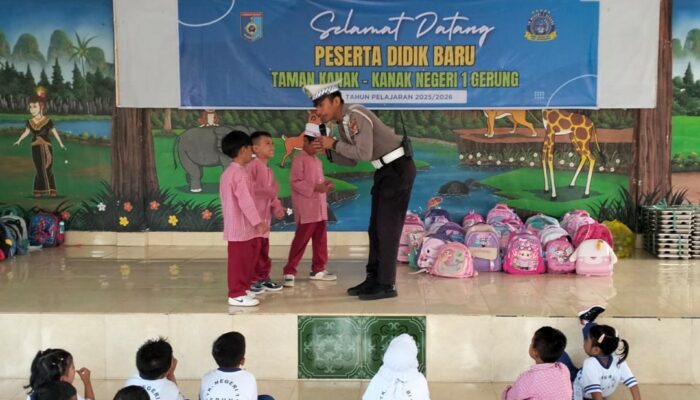 Edukasi Rambu dan Helm: Polres Lombok Barat Tanamkan Tertib Lalu Lintas Sejak Dini