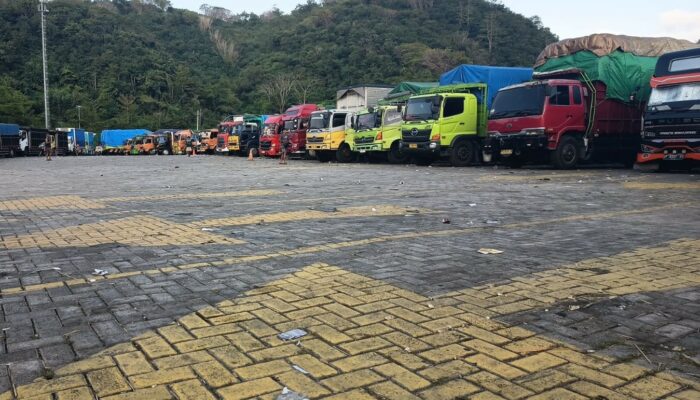 Antrean Kendaraan di Pelabuhan Gilimas Terpantau Tertib dan Aman