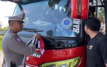 Ditlantas Polda NTB Sapa Pengendara dan Bagikan Bendera Jelang HUT RI Ke-80
