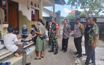 Bhabinkamtibmas Polsek Sandubaya Kawal Petugas Puskesmas Lakukan Screening Kesehatan Masyarakat