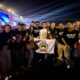 Konser Slank “Pecah” di Penutupan FORNAS VIII NTB 2025: Ribuan Penonton Membludak, Slank Fans Club Lombok Barat Foto Bareng Gubernur!