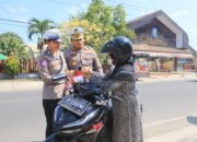 Sambut HUT RI ke-80, Sat Lantas Polresta Mataram Bagikan Bendera Merah Putih di Jalan Panji Tilar
